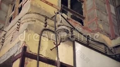 旧手电筒在废弃建筑的<strong>墙壁</strong>上，没有玻璃在窗户上。 破旧的<strong>墙壁</strong>。